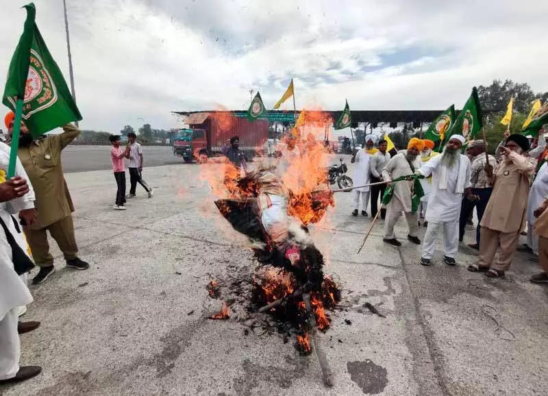 व्यापार समझौते को लेकर किसान संगठनों ने PM और शाह के पुतले जलाए व्यापार समझौते को लेकर किसान संगठनों ने PM और शाह के पुतले जलाए