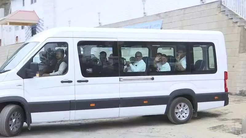 राज्यसभा चुनाव पर नज़र के बीच हरियाणा कांग्रेस MLAs को हिमाचल के चैल ले जाया गया राज्यसभा चुनाव पर नज़र के बीच हरियाणा कांग्रेस MLAs को हिमाचल के चैल ले जाया गया