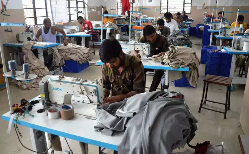 महंगा कच्चा माल, शिपिंग में देरी, Himachal के कपड़ा उद्योग को दोहरी मार महंगा कच्चा माल, शिपिंग में देरी, Himachal के कपड़ा उद्योग को दोहरी मार