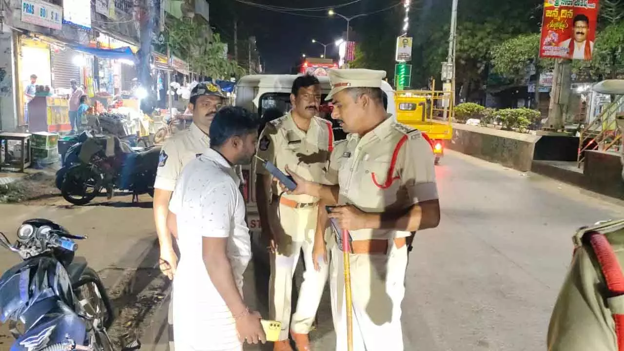 Nellore में रातभर नाकाबंदी, 92 मामले दर्ज Nellore में रातभर नाकाबंदी, 92 मामले दर्ज