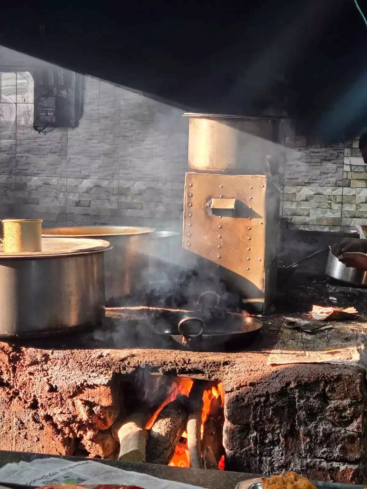 LPG कमी से होटलों में लकड़ी के चूल्हे LPG कमी से होटलों में लकड़ी के चूल्हे