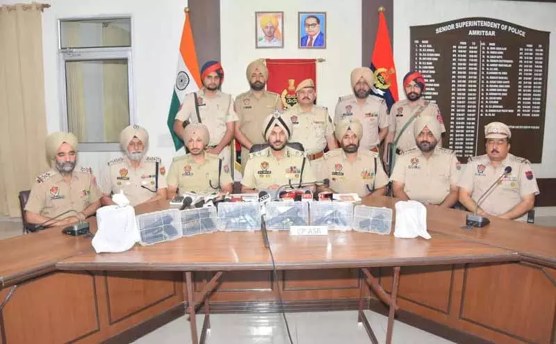 Amritsar में हथियारों और 3 किलो हेरोइन के साथ पाकिस्तान स्थित तस्करों से जुड़े 6 लोग गिरफ्तार Amritsar में हथियारों और 3 किलो हेरोइन के साथ पाकिस्तान स्थित तस्करों से जुड़े 6 लोग गिरफ्तार