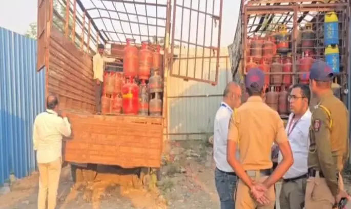 LPG संकट: कासरवाड़ी में अवैध सिलेंडर भंडारण का भंडाफोड़ LPG संकट: कासरवाड़ी में अवैध सिलेंडर भंडारण का भंडाफोड़