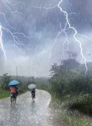 अगले 3 घंटों में ओडिशा के 15 ज़िलों में आंधी-तूफ़ान की संभावना: IMD अगले 3 घंटों में ओडिशा के 15 ज़िलों में आंधी-तूफ़ान की संभावना: IMD