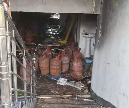 सिलेंडर धमाके से चार युवक घायल, दमकल और पुलिस मौके पर सिलेंडर धमाके से चार युवक घायल, दमकल और पुलिस मौके पर
