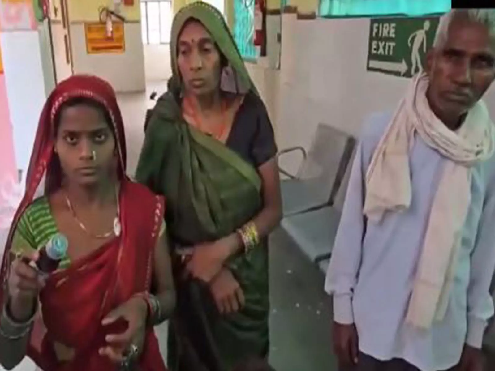 UP के रायबरेली में कथित तौर पर कफ सिरप पीने के बाद नाबालिग लड़की बीमार UP के रायबरेली में कथित तौर पर कफ सिरप पीने के बाद नाबालिग लड़की बीमार