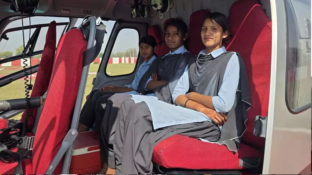 Jaipur: टॉपर्स बेटियों के लिए प्रिंसिपल का खास सरप्राइज Jaipur: टॉपर्स बेटियों के लिए प्रिंसिपल का खास सरप्राइज