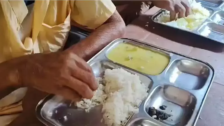 Chunchura के निवासियों को गैस की किल्लत का सामना, सादा भोजन करने को मजबूर Chunchura के निवासियों को गैस की किल्लत का सामना, सादा भोजन करने को मजबूर