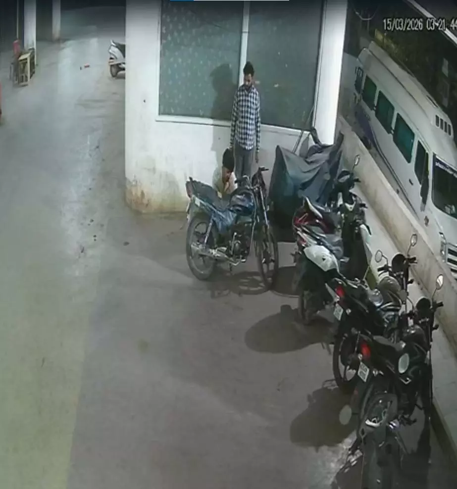 मल्टी लेवल पार्किंग में चोरों का आतंक, रात में बाइक-स्कूटी से पेट्रोल की चोरी मल्टी लेवल पार्किंग में चोरों का आतंक, रात में बाइक-स्कूटी से पेट्रोल की चोरी