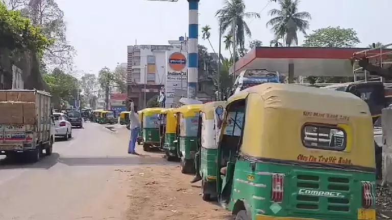 Fuel के लिए लंबी कतारों से ड्राइवर भड़के, पूछा— मैं ऑटो कब चला पाऊंगा? Fuel के लिए लंबी कतारों से ड्राइवर भड़के, पूछा— मैं ऑटो कब चला पाऊंगा?