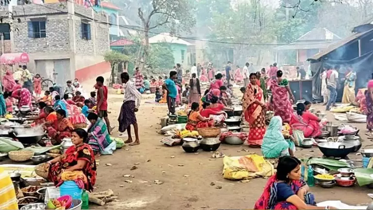 Gas नहीं, ठाकुर का खाना खेत में सूखे पत्ते जलाकर पकाया जाता Gas नहीं, ठाकुर का खाना खेत में सूखे पत्ते जलाकर पकाया जाता