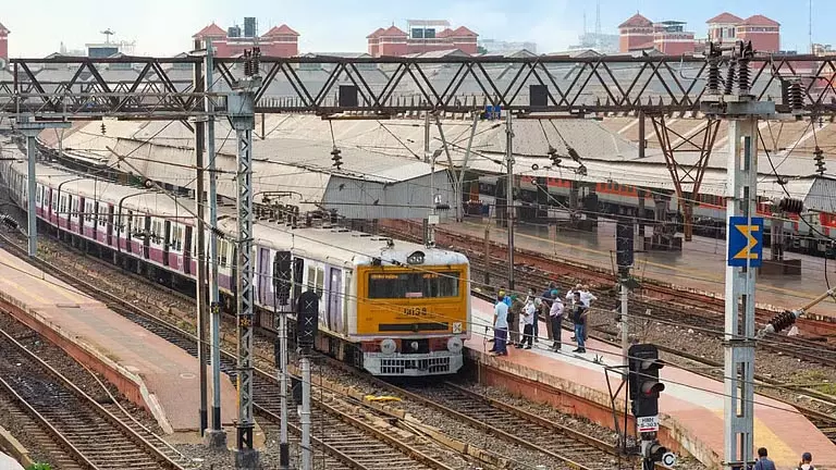 लंबे समय से चली आ रही मांग के जवाब में Sheoraphuli-Tarakeshwar के बीच नई ट्रेन। लंबे समय से चली आ रही मांग के जवाब में Sheoraphuli-Tarakeshwar के बीच नई ट्रेन।