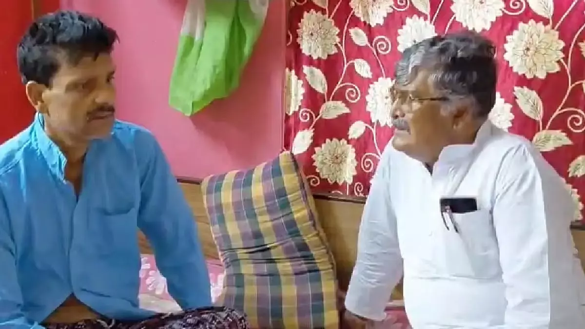 वोट से पहले Trinamool MLA असित मजूमदार ने विपक्ष के नेता के घर का दौरा किया वोट से पहले Trinamool MLA असित मजूमदार ने विपक्ष के नेता के घर का दौरा किया