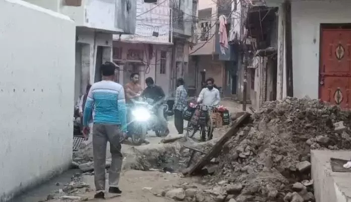 Kannauj: खुदी सड़क से राहगीरों की बढ़ी परेशानी Kannauj: खुदी सड़क से राहगीरों की बढ़ी परेशानी