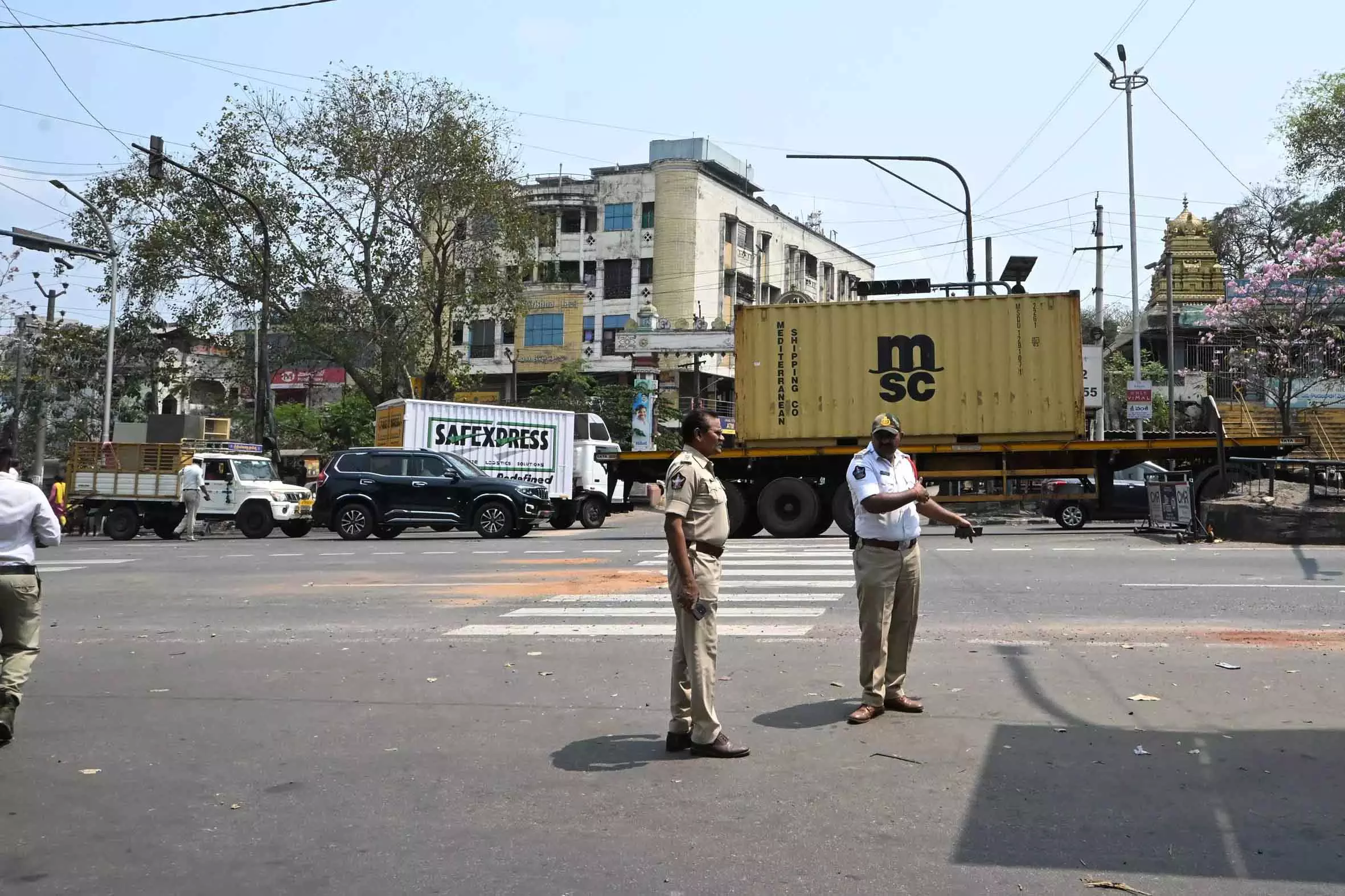 Visakhapatnam में NH-16 पर दो सड़क हादसों में तीन की मौत, दो घायल Visakhapatnam में NH-16 पर दो सड़क हादसों में तीन की मौत, दो घायल