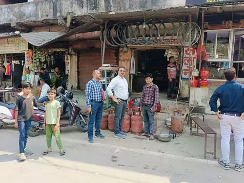 एलपीजी, पेट्रोल और डीजल का पर्याप्त स्टॉक उपलब्ध, घबराने की जरूरत नहीं एलपीजी, पेट्रोल और डीजल का पर्याप्त स्टॉक उपलब्ध, घबराने की जरूरत नहीं