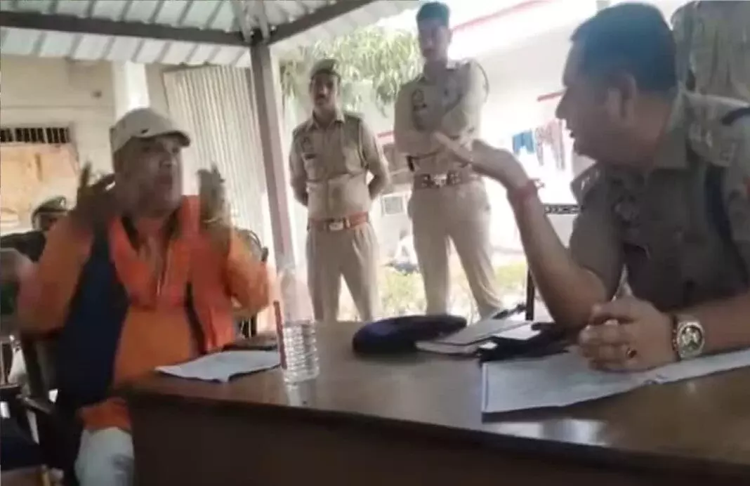 Shahjahanpur: सीओ पुवायां से हिंदू संगठन कार्यकर्ताओं की बहस Shahjahanpur: सीओ पुवायां से हिंदू संगठन कार्यकर्ताओं की बहस