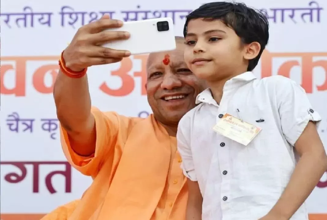 Lucknow: सीएम योगी का बच्चों के प्रति स्नेह, बच्चे को दिया खास तोहफा Lucknow: सीएम योगी का बच्चों के प्रति स्नेह, बच्चे को दिया खास तोहफा