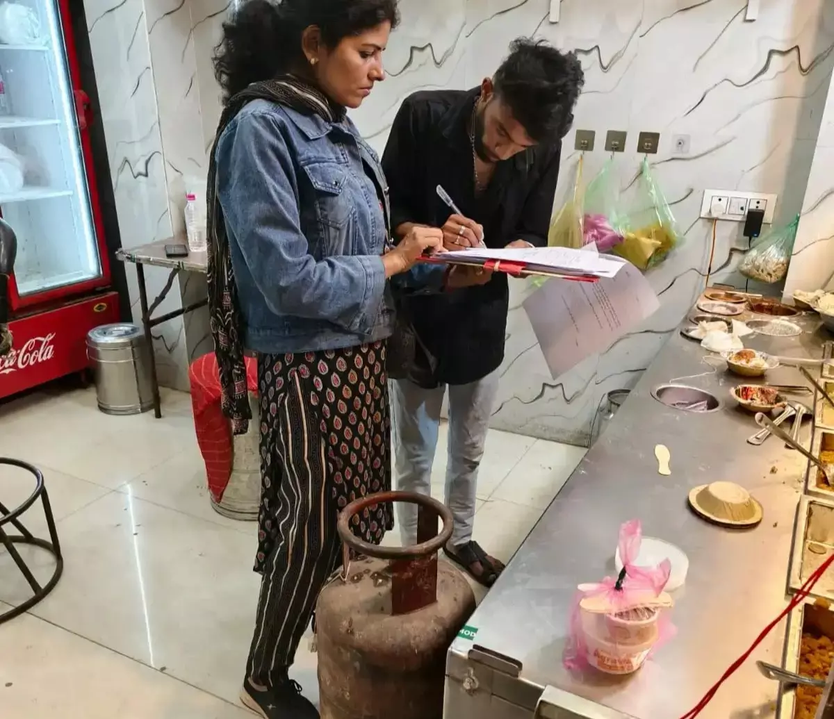 Jabalpur: घरेलू सिलेंडरों का गलत इस्तेमाल, 11 सिलेंडर बरामद Jabalpur: घरेलू सिलेंडरों का गलत इस्तेमाल, 11 सिलेंडर बरामद