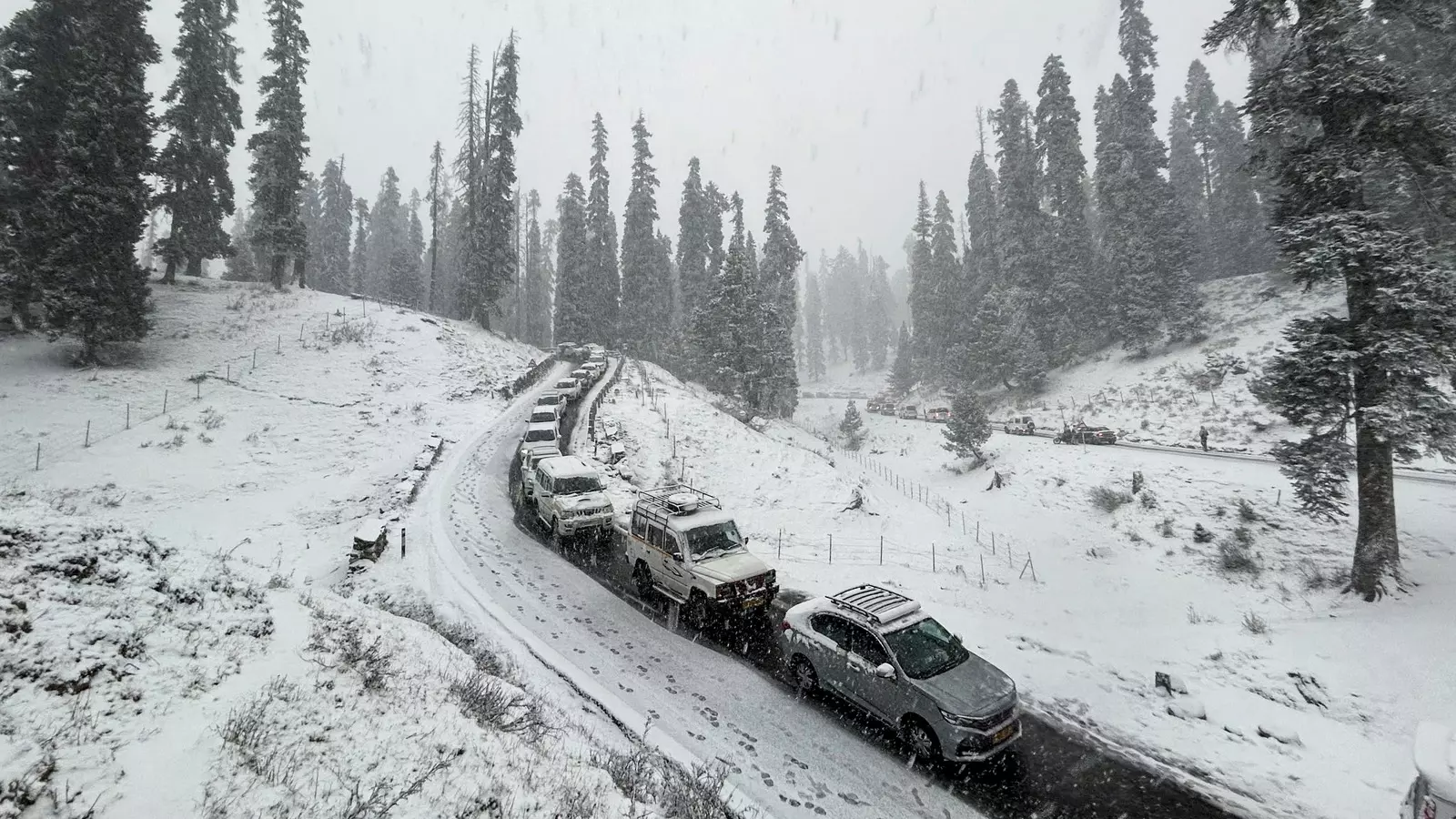Shimla: अटल टनल में बर्फबारी, सफेद रंग में रंगी वादियां Shimla: अटल टनल में बर्फबारी, सफेद रंग में रंगी वादियां