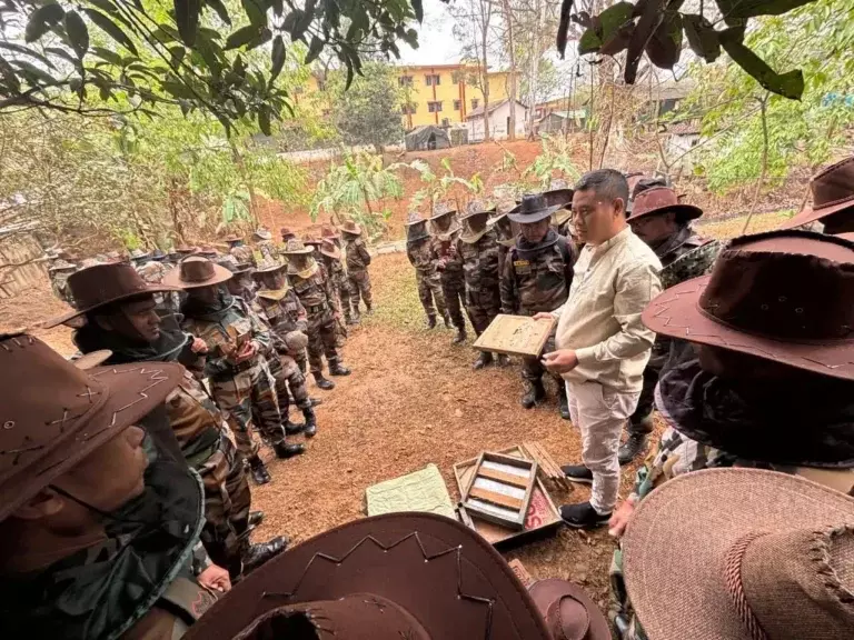 Assam Rifles Jawan के लिए मधुमक्खी पालन और वित्तीय साक्षरता कार्यक्रम चला रही Assam Rifles Jawan के लिए मधुमक्खी पालन और वित्तीय साक्षरता कार्यक्रम चला रही