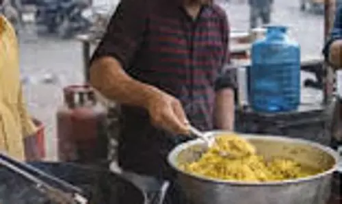 गैस सिलेंडर नहीं मिलने पर कई स्ट्रीट फूड की दुकानें बंद, छापेमारी का विरोध भी गैस सिलेंडर नहीं मिलने पर कई स्ट्रीट फूड की दुकानें बंद, छापेमारी का विरोध भी