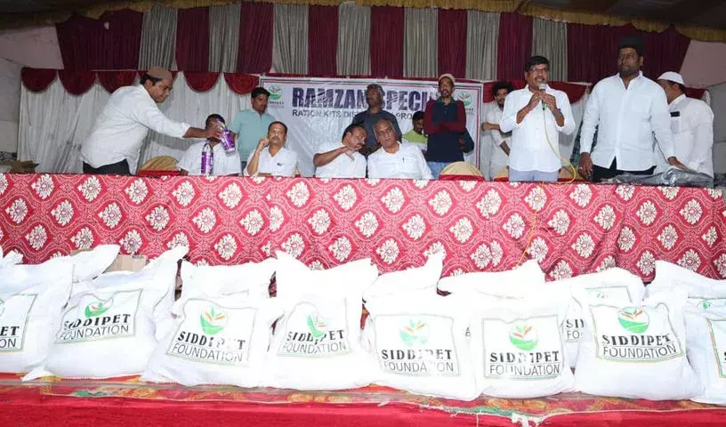 Siddipet Foundation ने गरीब मुसलमानों को रमज़ान किट बांटे