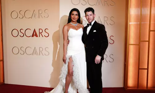 Oscars 2026: रेड कारपेट पर छाईं प्रियंका चोपड़ा और पति निक जोनस