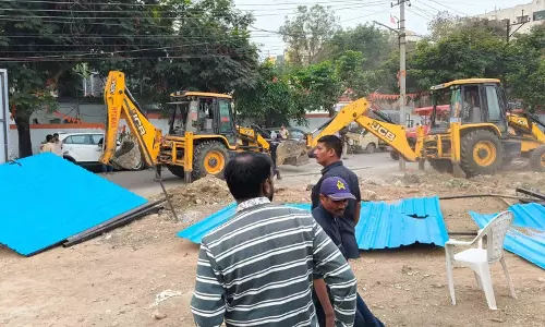 Hyderabad: HYDRAA ने सिख कब्रिस्तान के पास 250 करोड़ रुपये की सरकारी ज़मीन पर बाड़ लगाई Hyderabad: HYDRAA ने सिख कब्रिस्तान के पास 250 करोड़ रुपये की सरकारी ज़मीन पर बाड़ लगाई