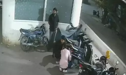मल्टीलेवल पॉर्किंग में गाड़ी सुरक्षित नहीं, पेट्रोल और पार्ट्स चुरा ले जा रहे चोर मल्टीलेवल पॉर्किंग में गाड़ी सुरक्षित नहीं, पेट्रोल और पार्ट्स चुरा ले जा रहे चोर