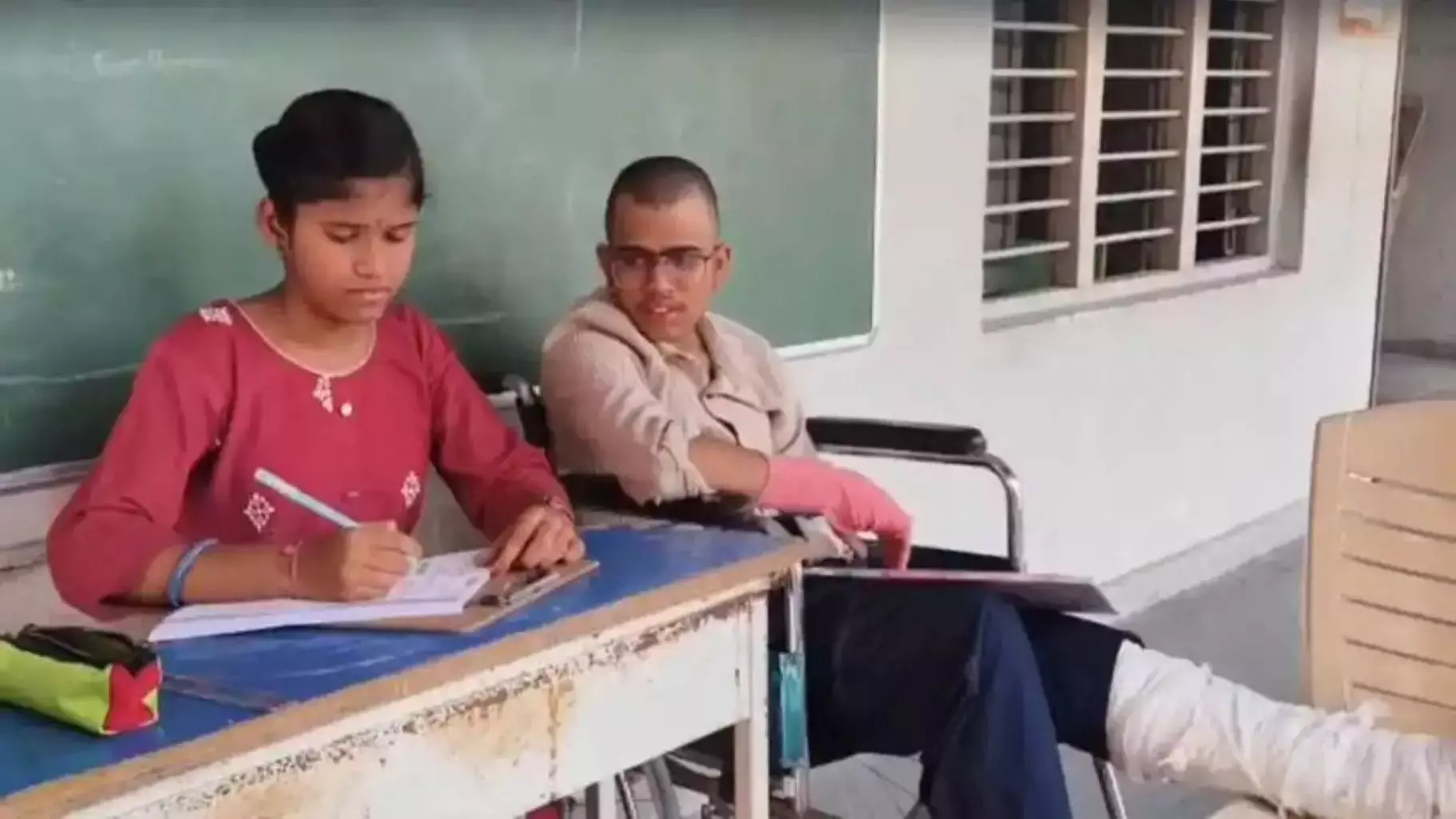 Telangana: फ्रैक्चर्ड हाथ-पैर भी SSC स्टूडेंट को एग्जाम देने से नहीं रोक पाए