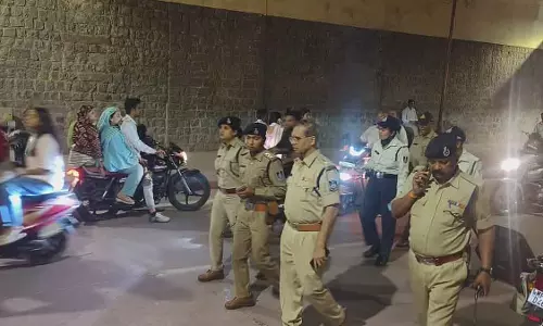 DCP ने राजवाड़ा में ट्रैफिक व्यवस्था का जायज़ा लिया DCP ने राजवाड़ा में ट्रैफिक व्यवस्था का जायज़ा लिया