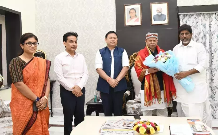 Telangana: उपमुख्यमंत्री ने राज्यपाल को बजट सत्र के लिए आमंत्रित किया Telangana: उपमुख्यमंत्री ने राज्यपाल को बजट सत्र के लिए आमंत्रित किया