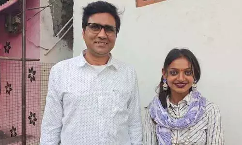 फिल्ममेकर ने कुंभ मेले की वायरल लड़की की शादी को लव जिहाद बताया,MP के CM से संपर्क करने की योजना बनाई