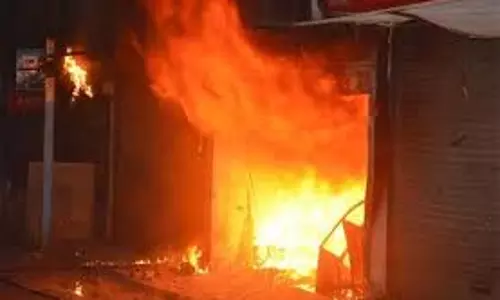 Jammu: अखनूर हादसे में लोगों में डर, आग लगने से घर का सारा सामान जलकर राख Jammu: अखनूर हादसे में लोगों में डर, आग लगने से घर का सारा सामान जलकर राख