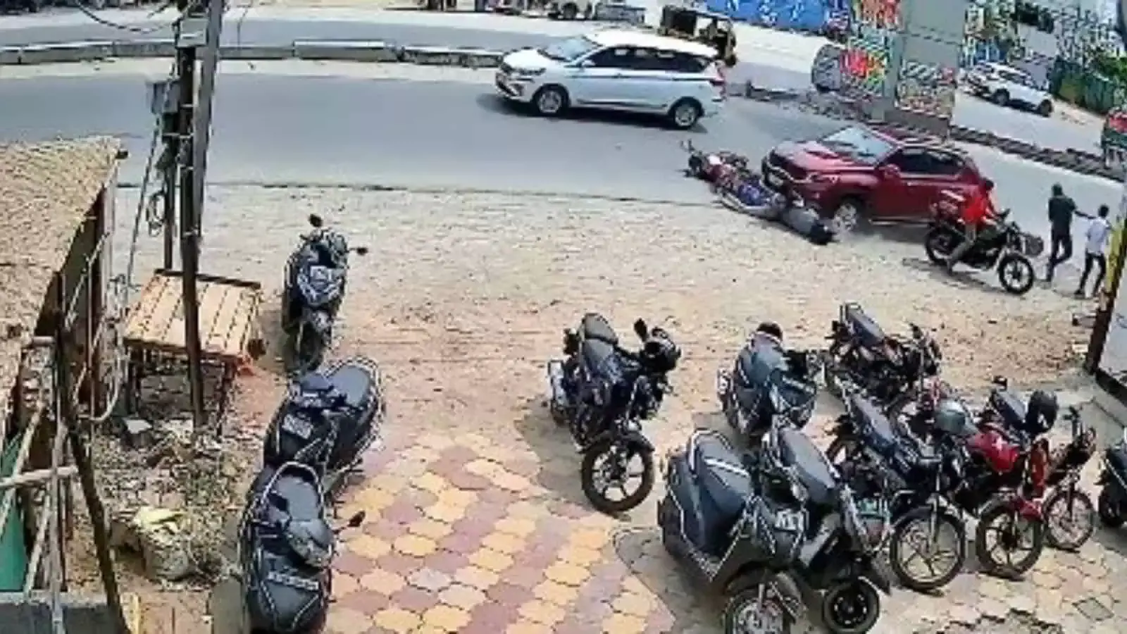 Hyderabad में कार ने बाइक को टक्कर मारी, एक व्यक्ति की मौत; पत्नी और बेटा घायल Hyderabad में कार ने बाइक को टक्कर मारी, एक व्यक्ति की मौत; पत्नी और बेटा घायल