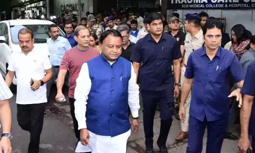 ओडिशा के SCB मेडिकल कॉलेज में भीषण आग: कम से कम 10 लोगों की मौत ओडिशा के SCB मेडिकल कॉलेज में भीषण आग: कम से कम 10 लोगों की मौत