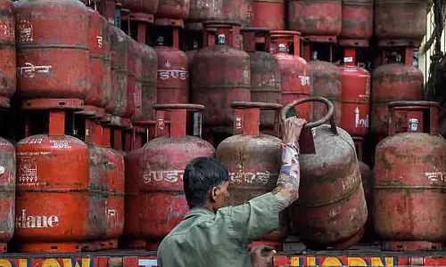 अवैध भंडारण के खिलाफ सरकार की सख्त कार्रवाई: राज्य में LPG आपूर्ति बढ़ी अवैध भंडारण के खिलाफ सरकार की सख्त कार्रवाई: राज्य में LPG आपूर्ति बढ़ी
