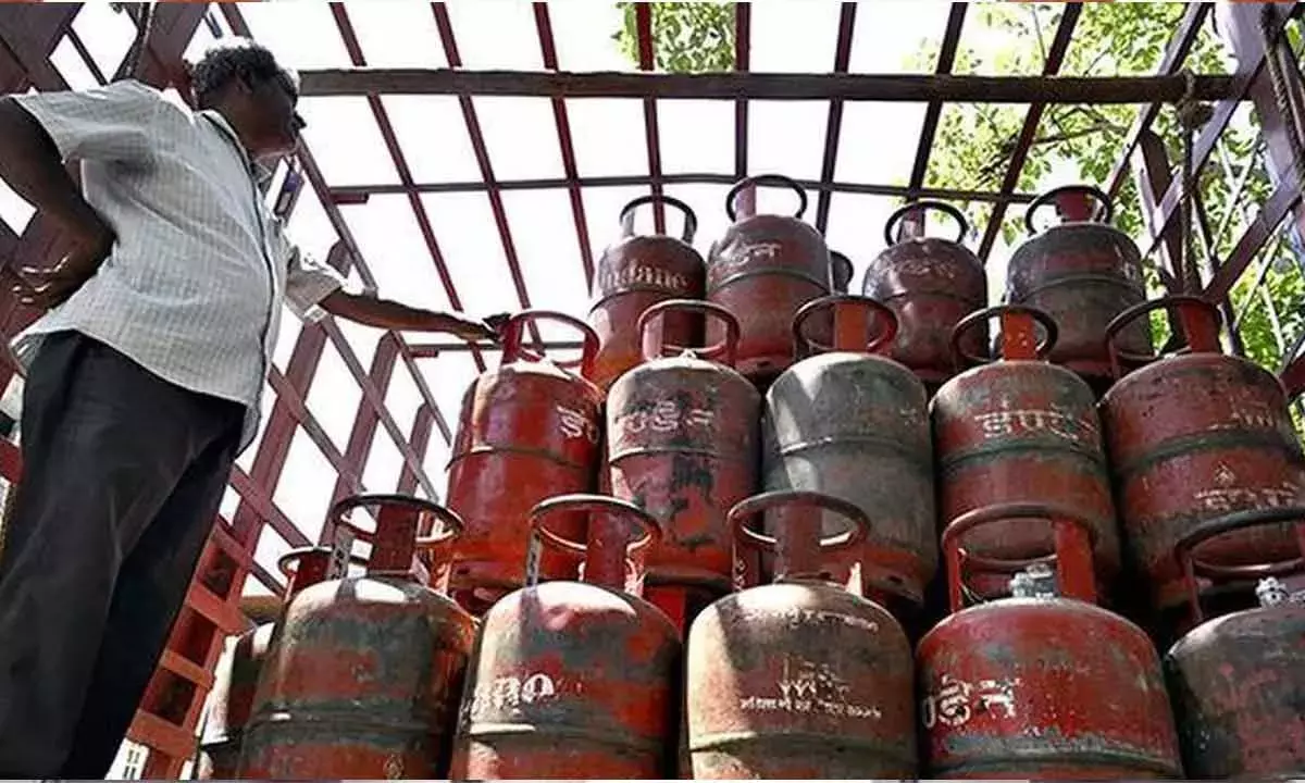 Karnataka: ब्लैक मार्केट में कमर्शियल LPG सिलेंडर की कीमत ₹7,000 तक पहुंची Karnataka: ब्लैक मार्केट में कमर्शियल LPG सिलेंडर की कीमत ₹7,000 तक पहुंची