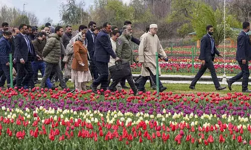 पर्यटन के पुनरुद्धार की उम्मीदों के बीच Kashmir में एशिया का सबसे बड़ा ट्यूलिप गार्डन खुला