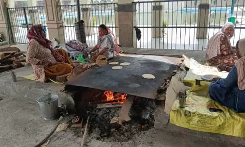 Faridkot में लंगर के लिए गुरुद्वारे लकड़ी का इस्तेमाल कर रहे Faridkot में लंगर के लिए गुरुद्वारे लकड़ी का इस्तेमाल कर रहे