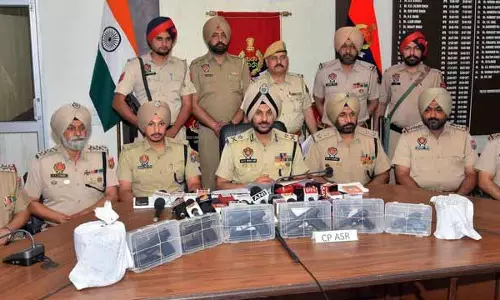 Amritsar: सीमा पार से हथियारों और नशीले पदार्थों के मॉड्यूल का भंडाफोड़, छह गिरफ्तार Amritsar: सीमा पार से हथियारों और नशीले पदार्थों के मॉड्यूल का भंडाफोड़, छह गिरफ्तार