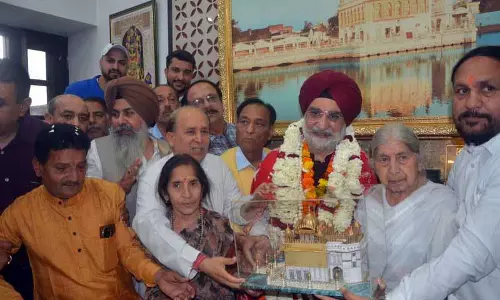 दिल्ली के उपराज्यपाल Taranjit Singh Sandhu ने स्वर्ण मंदिर में अरदास की दिल्ली के उपराज्यपाल Taranjit Singh Sandhu ने स्वर्ण मंदिर में अरदास की