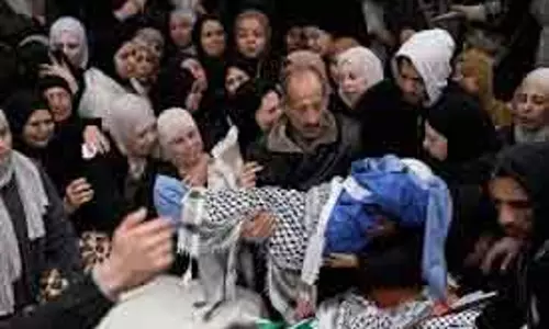 Israeli सैनिकों ने वेस्ट बैंक में कार पर फायरिंग की, 4 की मौत Israeli सैनिकों ने वेस्ट बैंक में कार पर फायरिंग की, 4 की मौत