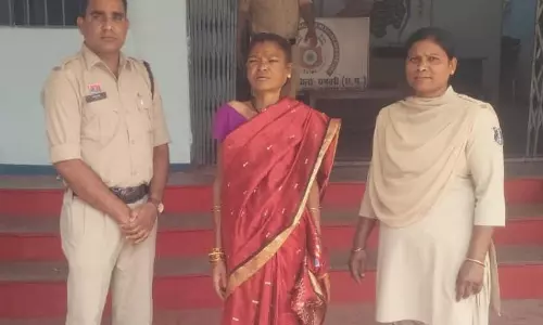 मंदिर के पास शराब बेच रही महिला गिरफ्तार मंदिर के पास शराब बेच रही महिला गिरफ्तार