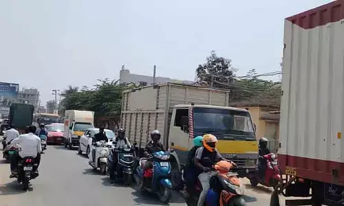 Hoskote : यह सड़क वाहन चालकों और पैदल चलने वालों के लिए नरक