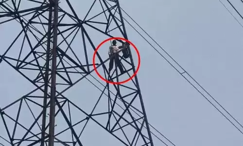 न्याय नहीं मिलने पर हाईटेंशन टावर पर चढ़ा ग्रामीण, मनाने पहुंचे अफसर न्याय नहीं मिलने पर हाईटेंशन टावर पर चढ़ा ग्रामीण, मनाने पहुंचे अफसर