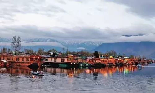 Kashmir भर में व्यापक बारिश और बर्फबारी से तापमान में भारी गिरावट