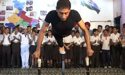 Kapurthala: लोहे की रॉड पर पुश-अप्स कर विक्की ने तोड़ा अपना ही रिकॉर्ड
