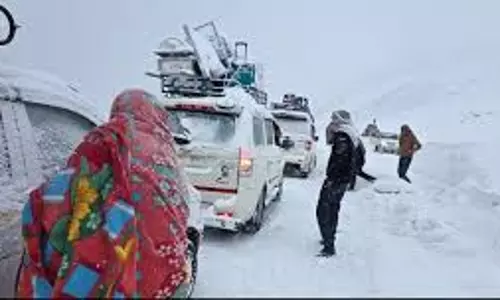 Srinagar: सेना और पुलिस ने सिंथन टॉप पर फंसे पर्यटकों को बचाया Srinagar: सेना और पुलिस ने सिंथन टॉप पर फंसे पर्यटकों को बचाया